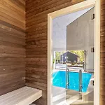Dom wakacyjny In With Sauna